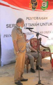 Bupati Dapawole serahkan 1.500 sertifikat tanah Landreform kepada 265 kk Desa Puu Mawo