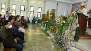 Bupati Hery Rayakan Natal Bersama Uskup dan Kelompok Rentan di Langke Majok
